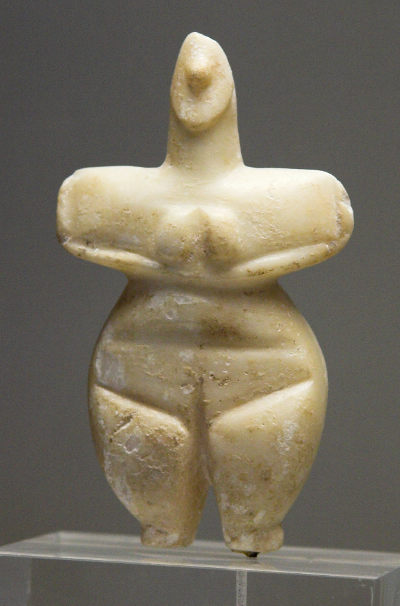 Brust-Reicherin-3-Marmor-Thessalien-ca4000vChr-NationalArchaeologicalMuseumAthens-Foto-Zde-wikimedia-cc-by-sa