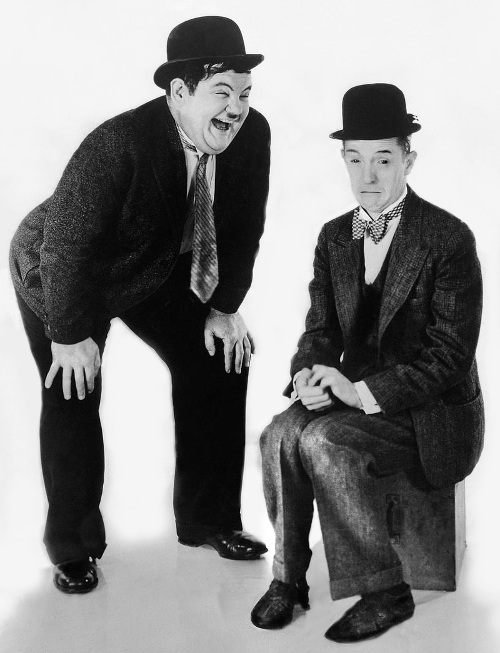 Oliver Hardy und Stan Laurel, lachende Breitbeinigkeit und weinende Hilflosigkeit