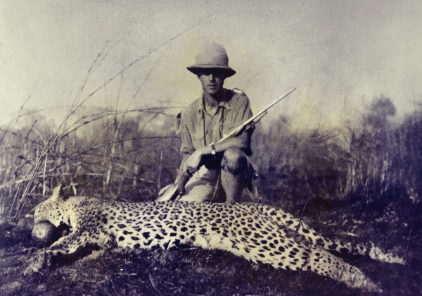 Der Duke of Algeciras mit Tropenhelm, Jagdflinte und erlegtem Leoparden